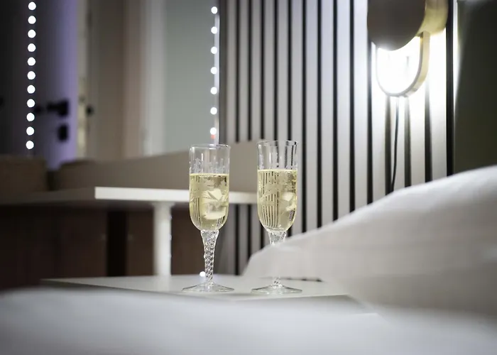 3 Modern Apartment *